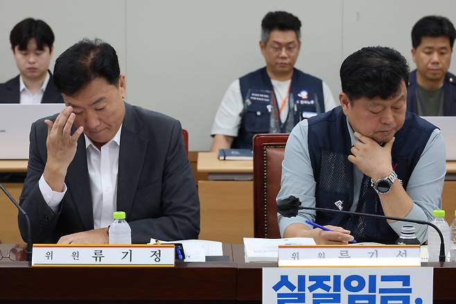 9일 정부세종청사 최저임금위원회에서 열린 제13차 전원회의에서 류기정 한국경영자총협회(경총) 전무와 류기섭 한국노총 사무총장(오른쪽)이 심각한 표정으로 이미선 민주노총 부위원장의 발언을 듣고 있다. [연합]