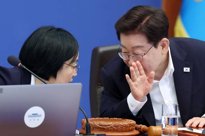 이재명 대통령과 한성숙 국무총리가 14일 청와대에서 열린 국무회의에서 대화하고 있다. [연합]