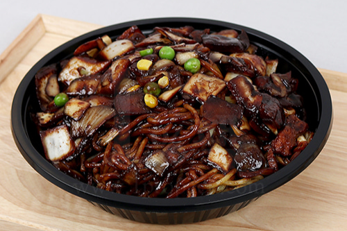 검정 플라스틱에 담긴 짜장면. [쿠팡이츠 배달 페이지 갈무리]