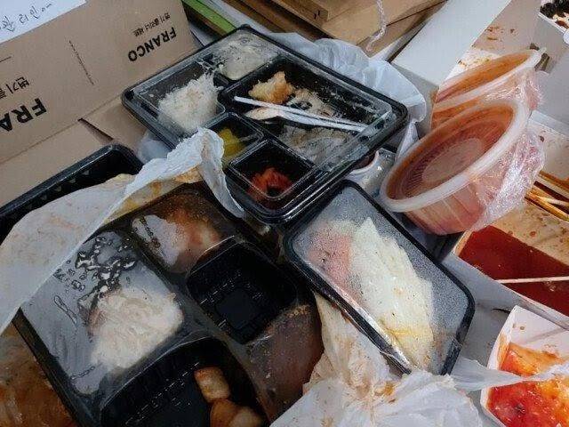 버려진 검정 플라스틱.[헤럴드DB]