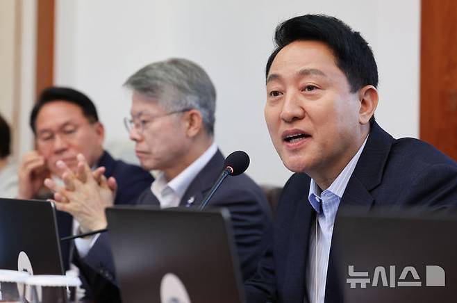 [서울=뉴시스] 조성봉 기자 = 오세훈 서울시장이 14일 청와대에서 열린 국무회의에서 자료 제출 관련 발언하고 있다. 2026.07.14. suncho21@newsis.com