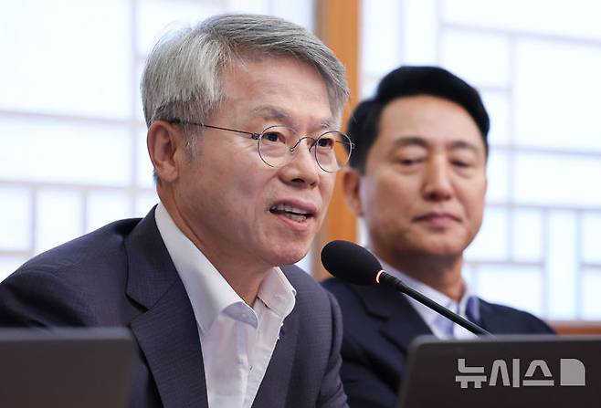 [서울=뉴시스] 조성봉 기자 = 민형배 전남광주통합특별시장이 14일 청와대에서 열린 국무회의에서 인사말을 하고 있다. 2026.07.14. suncho21@newsis.com