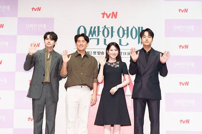 [서울=뉴시스] 14일 서울 강남구 엘리에나 호텔에서 열린 tvN 드라마 '오싹한 연애' 제작발표회에서 출연진과 제작진이 포즈를 취하고 있다. 왼쪽부터 배우 옹성우, 이민수 감독, 배우 박은빈, 양세종. (사진=tvN 제공) 2026.07.14. photo@newsis.com  *재판매 및 DB 금지