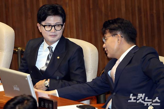 11일 서울 여의도 국회에서 열린 제436회국회(임시회) 제2차 본회의에서 무소속 한동훈 의원과 국민의힘 윤상현 의원이 대화를 하고 있다. 윤창원 기자