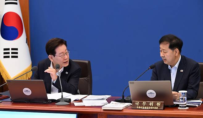 이재명 대통령이 14일 청와대에서 열린 제30회 국무회의에서 구윤철 부총리 겸 재정경제부 장관으로부터 하반기 경제성장전략을 보고 받고 있다. 연합뉴스