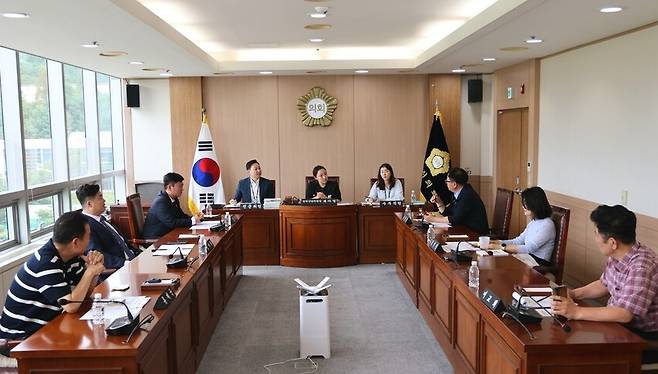 천안시의회는 경제산업위원회(위원장 복아영)가 지난 13일 위원회 회의실에서 첫 간담회를 개최했다. ⓒ천안시의회 제공