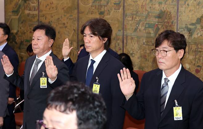 정해성 전 협회 전력강화위원장과 홍명보 전 축구국가대표팀 감독, 이임생 전 기술총괄이사(왼쪽부터)가 2024년 9월 24일 서울 여의도 국회에서 열린 문화체육관광위원회의 대한축구협회 등에 대한 현안질의서 증인 선서를 하고 있다. 뉴시스