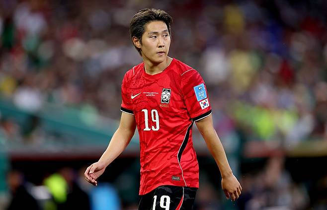 축구대표팀 이강인이 지난달 25일 북중미 월드컵 남아공전에서 한 곳을 바라보고 있다. Getty Images코리아