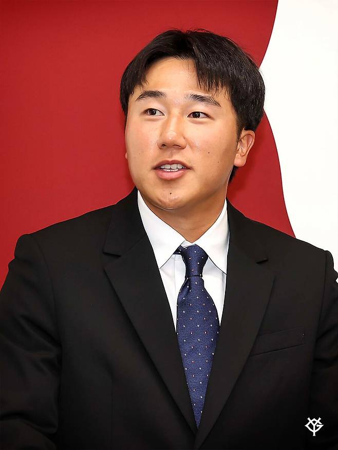 ▲ 이승엽 코치 이후 16년 만에 한국인 선수로 요미우리 자이언츠 유니폼을 입게 된 이건희 ⓒ요미우리 자이언츠 SNS