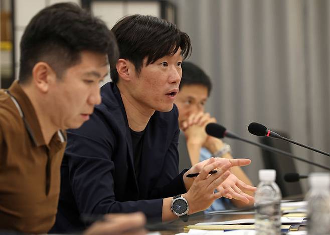 박지성(가운데) K-축구혁신위원회 위원장이 혁신위 2차 회의에서 발언하고 있다./사진=문화체육관광부 제공