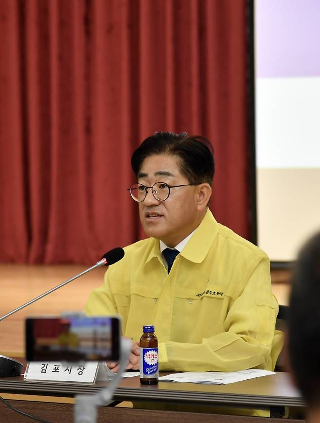 김포FC 구단주이기도 한 이기형 김포시장이 14일 김포시청 대회의실에서 긴급기자회견을 하고 있다. /사진=김포시 제공