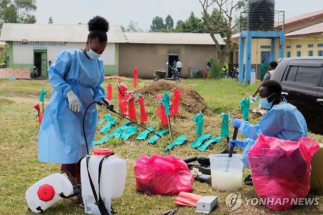 콩고민주공화국 이투리주 부니아의 병원에서 개인보호장구를 착용한 보건 종사자들이 물품을 소독하고 있다. [로이터=연합뉴스 자료사진. 재판매 및 DB 금지]