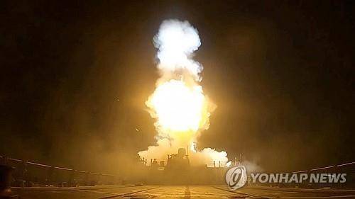 미군, 이란 상대로 추가 공격 미군 중부사령부가 이란에 대한 추가 공격을 발표한 가운데 11일(현지시간) 배포한 영상 이미지에서 발사체가 발사되고 있다. [미 중부사령부 제공·로이터=연합뉴스. 재판매 및 DB 금지]