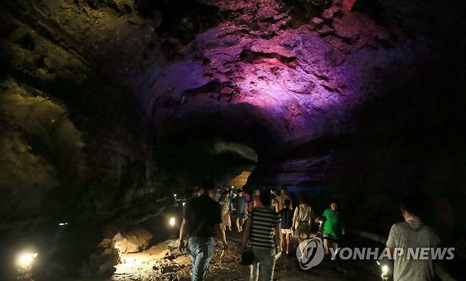 만장굴은 한여름에도 '냉장실 기온' (제주=연합뉴스) 전지혜 기자 = 11일 제주 전역(산간 제외)에 폭염특보가 발효된 가운데 내부 기온이 연중 10∼15도를 유지해 한여름에도 시원한 천연동굴인 제주시 구좌읍 만장굴에서 탐방객들이 피서를 즐기고 있다. 2016.8.11 atoz@yna.co.kr