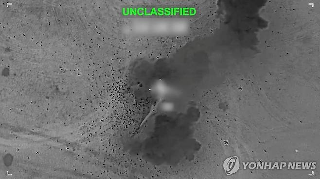 미군, 이란 군사시설 추가 공격 미군 중부사령부가 이란 군사시설에 대한 추가 공격을 발표한 가운데 11일(현지시간) 배포한 영상 이미지에서 장소를 특정할 수 없는 지역에 연기가 피어오르고 있다. [미 중부사령부 제공·로이터=연합뉴스. 재판매 및 DB 금지]