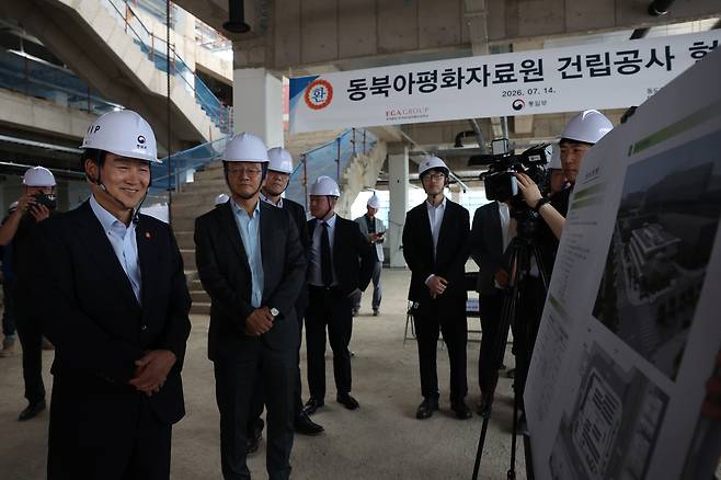 정동영 통일부 장관, 동북아평화자료원 건립 현장 방문 [통일부 제공. 재판매 및 DB 금지]