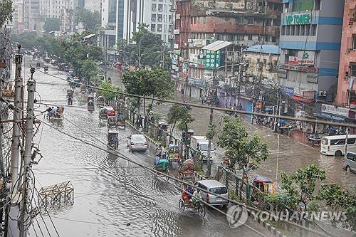 몬순 폭우로 빗물에 잠긴 방글라데시 도로 [EPA=연합뉴스. 재판매 및 DB 금지]