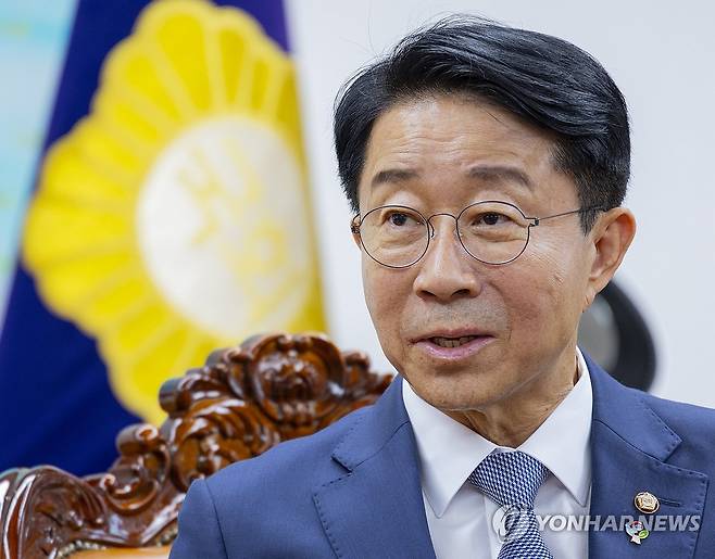 정은경 보건복지부 장관과 환담하는 조정식 국회의장 (서울=연합뉴스) 황광모 기자 = 조정식 국회의장이 3일 국회에서 정은경 보건복지부 장관을 만나 환담하고 있다. 2026.7.3 hkmpooh@yna.co.kr