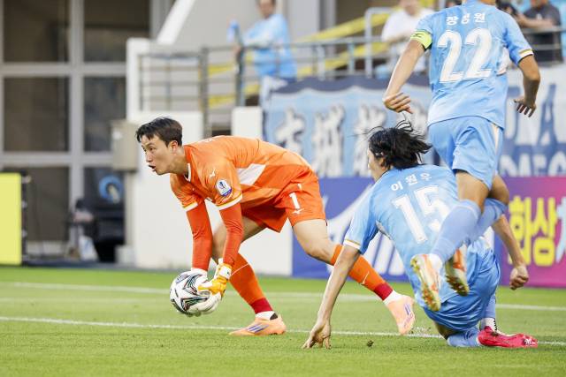 프로축구 K리그2 대구FC의 골키퍼 고동민이 15일 대구 아이엠뱅크파크에서 열린 2026-27 하나은행 코리아컵 2라운드 시흥시민축구단과의 경기에서 슛을 막고 있다. 대구FC 제공
