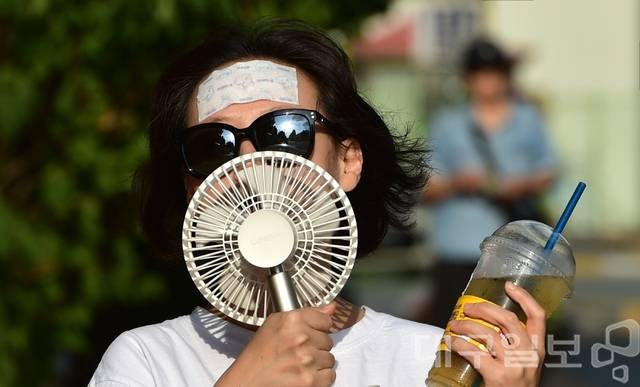 기상청은 이번 주에도 대구·경북을 중심으로 체감온도 35℃ 안팎의 무더위가 이어질 것으로 전망했다. 사진은 지난 12일 오후 경산시청 인근에서 한 시민이 뜨거운 햇볕을 피해 발걸음을 재촉하고 있다. 김진홍 기자 solmin@idaegu.com