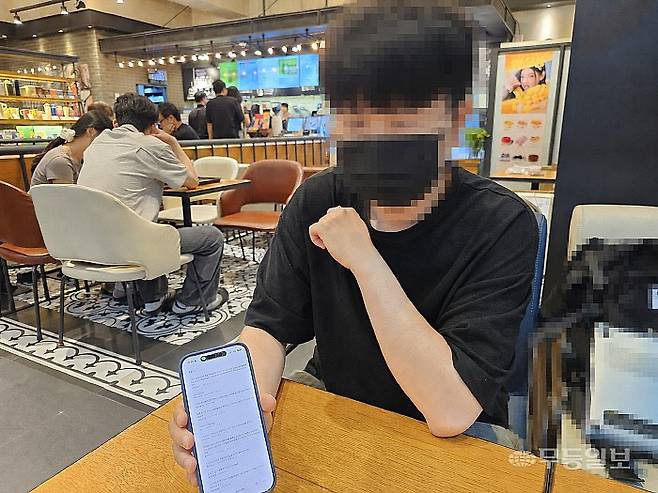 지난 13일 저녁 광주 서구의 한 카페에서 만난 12년차 일베 유저 ‘정치글정게로2(26·닉네임)’ 씨가 자신이 여태 일베에 남긴 댓글들을 보여주고 있다.최류빈기자 rubi@mdilbo.com