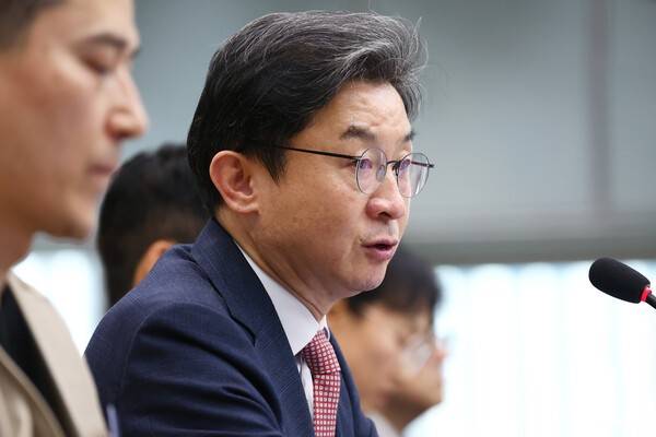 이억원 금융위원회 위원장이 지난달 17일 오후 서울 중구 예금보험공사에서 열린 포용금융 현장 대토론회에서 발언하고 있다. [출처=연합뉴스]