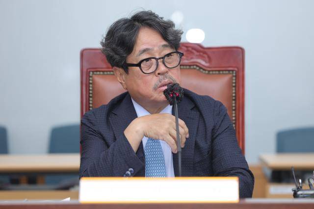 14일 정부세종청사에서 열린 최저임금위원회 제14차 전원회의에서 내년도 최저임금이 시간당 1만700원으로 최종 결정된 뒤 권순원 최저임금위원장이 입장을 밝히고 있다. [사진=연합뉴스]