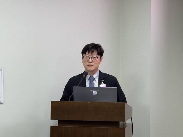 "삶의 마지막 순간은 병원 아닌 가족 곁에서" 주제로 발표하는 이상범 대한재택의료학회 총무이사 / 디멘시아뉴스