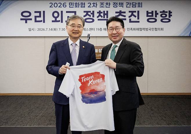 이상현(오른쪽) 아이치-나고야 아시안게임 대한민국 선수단 단장이 조현 외교부장관에게 선수복을 전달하고 있다. 사진=대한사이클연맹
