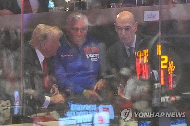 출처:연합뉴스 / 실버 총재(오른쪽)