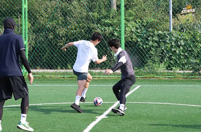 KB손해보험 선수들이 하계 전지훈련에서 축구로 훈련하고 있다.(KB손해보험 제공)