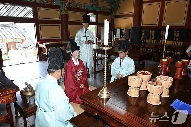 우성빈 부산 기장군수는 지난 13일 기장향교 명륜당 강학마당에서 열린 봉심 고유례 모습.(기장군 제공. 재판매 및 DB금지)