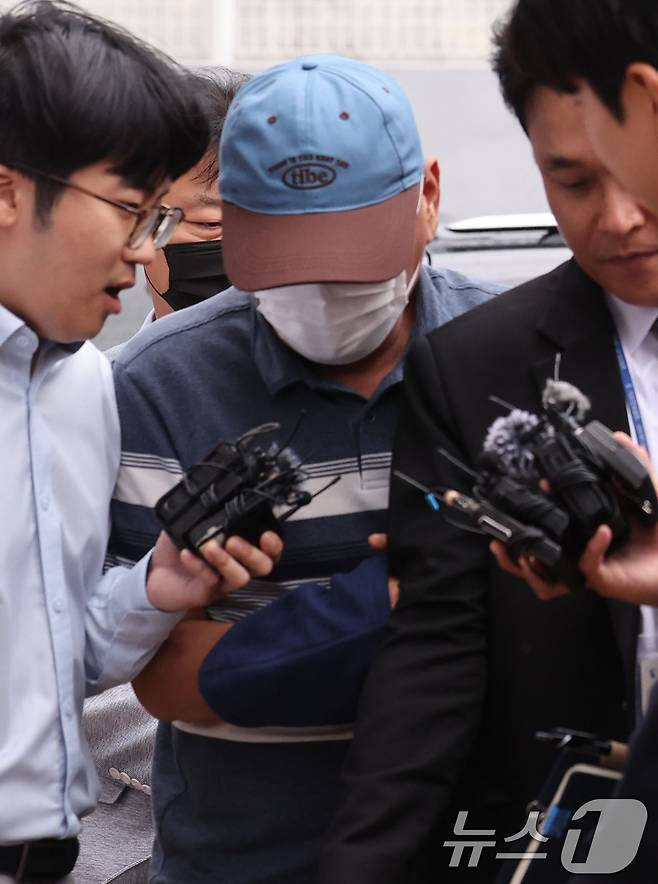 여고생 살해범 장윤기 사건과 관련해 공무상비밀누설과 증거인멸 등의 혹을 받는 담당 강력팀장 A 경감이 8일 오전 구속 전 피의자 심문(영장실질심사)를 받기 위해 광주지방법원에 들어서고 있다. 2026.7.8 ⓒ 뉴스1 박지현 기자