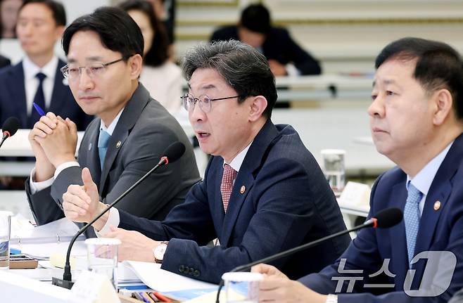 이억원 금융위원장이 15일 청와대 영빈관에서 열린 재정경제부, 국가데이터처, 금융위원회, 기획예산처 업무보고에서 이재명 대통령 질의에 답변하고 있다. 2026.7.15 ⓒ 뉴스1 허경 기자