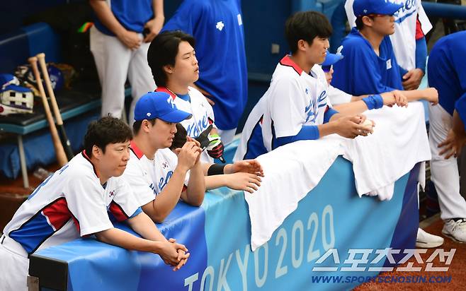2020 도쿄올림픽 야구 동메달 결정전 대한민국과 도미니카공화국의 경기가 7일  요코하마 야구장에서 열렸다. 대표팀 차우찬과 선수들이 팀의 패색이 짙어진 9회말 공격을 지켜보고 있다.  요코하마=최문영 기자 deer@sportschosun.com /2021.08.07/