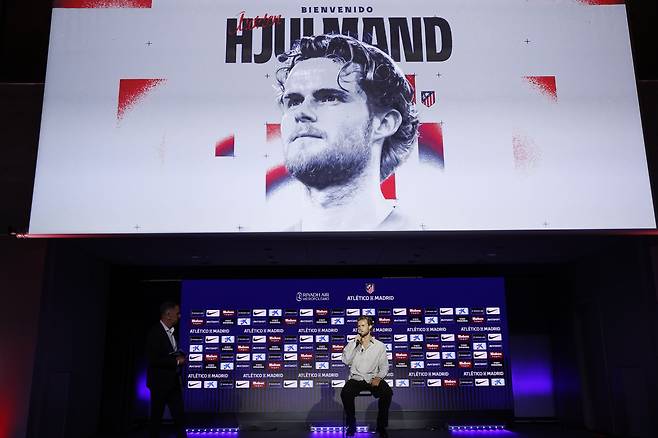 epa13108297 Danish midfielder Morten Hjulmand is presented as new Atletico Madrid's player at Metropolitano Stadium, in Madrid, Spain, 13 July 2026. Hjulmand signed a five-year contract with the club. EPA/Chema Moya
<저작권자(c) 연합뉴스, 무단 전재-재배포, AI 학습 및 활용 금지>