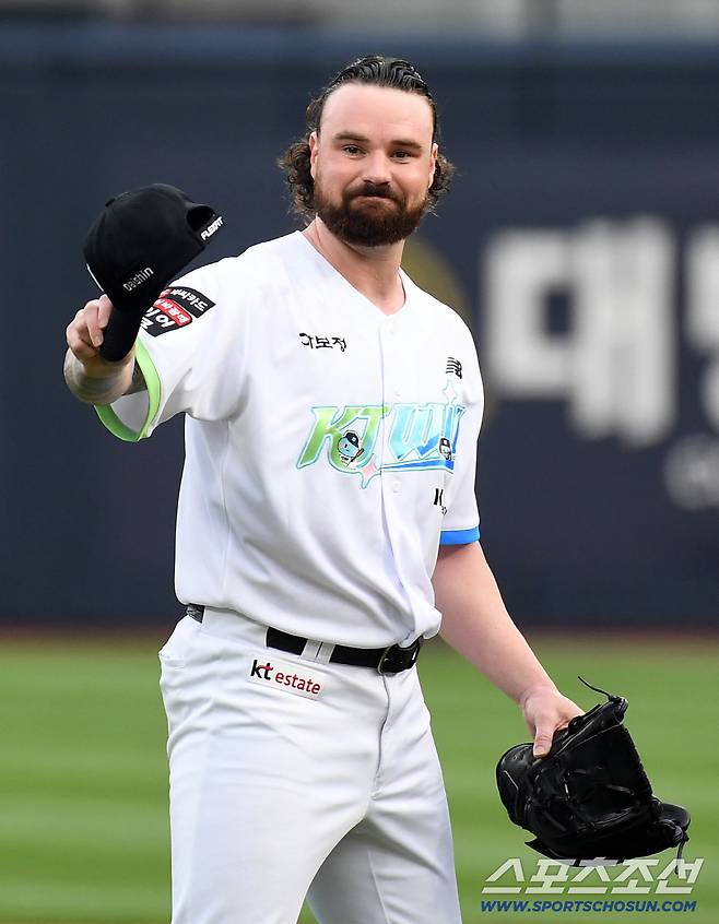 3일 수원 케이티위즈파크에서 열린 KT와 롯데의 경기. 선발 투구를 앞두고 인사를 하는 KT 로건. 수원=송정헌 기자songs@sportschosun.com/2026.07.03/