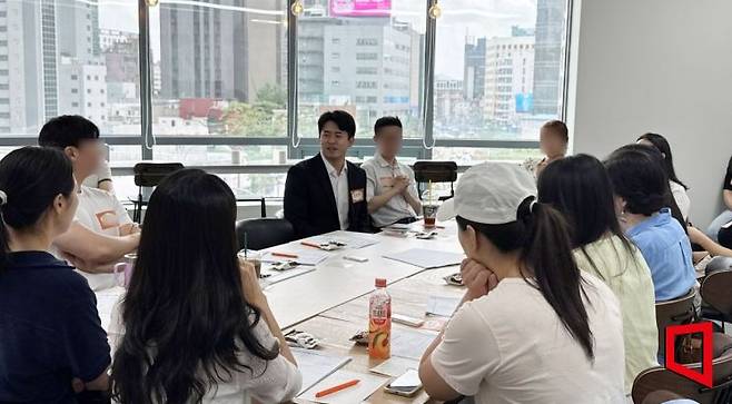 지난 11일 오전 10시 서울 중구 아시아경제교육센터 라운지. 아시아경제와 독서 모임 커뮤니티 트레바리가 공동 기획한 '커피앤페이퍼'의 첫 토론 현장. 황산해 LS증권 선임연구원과 다양한 배경의 2030 세대 청년들이 투자 및 경제에 대해 토론하는 모습. 아시아경제
