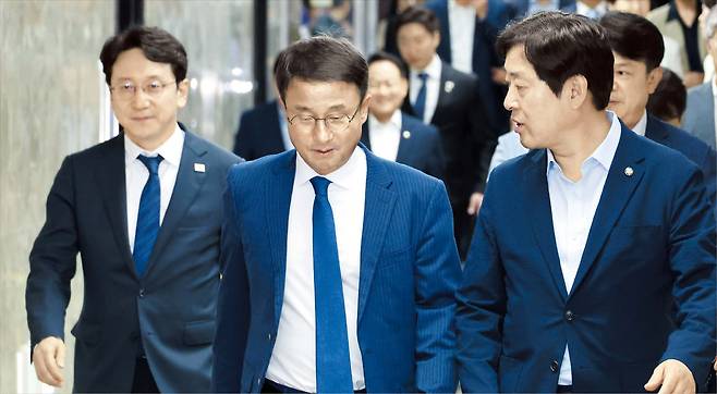 민주당 지도부가 14일 검찰 보완수사권 폐지 여부를 토론하기 위한 의원총회에 참석하기 위해 걸어가고 있다. 왼쪽부터 천준호 원내운영수석부대표, 한병도 당 대표 직무대행 겸 원내대표, 황명선 최고위원. /뉴스1