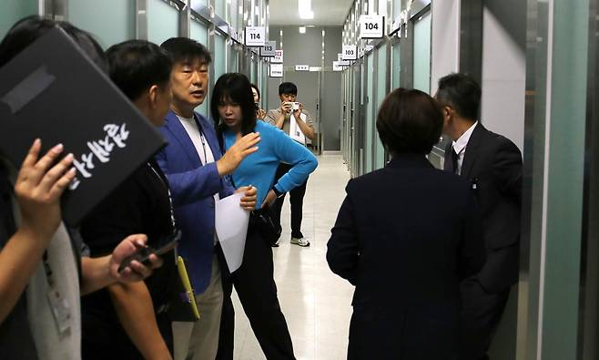 15일 오전 경찰이 충북 청주시의회에서 아동 성매매혐의를 받고 있는 시의원 집무실에 대한 압수수색을 진행하고 있다. 뉴시스