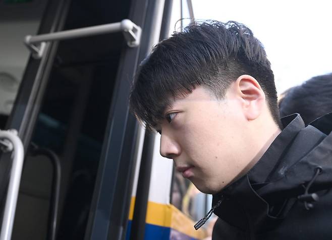 어린이날 광주 도심에서 일면식 없는 여고생을 살해해 살인·살인미수 등의 혐의를 받는 장윤기(23)가 14일 오전 광주 서부경찰서에서 검찰에 송치되고 있다. 뉴스1