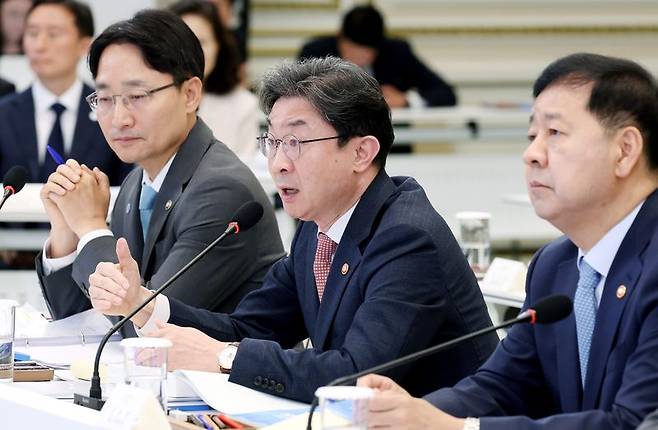 이억원 금융위원장이 15일 청와대 영빈관에서 열린 부처 업무보고에서 이재명 대통령 질문에 답하고 있다. 사진=연합뉴스