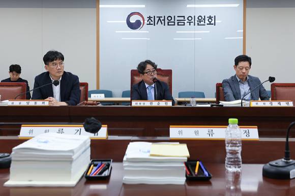 14일 정부세종청사에서 열린 최저임금위원회 제14차 전원회의에서 내년도 최저임금이 시간당 1만700원으로 최종 결정된 뒤 권순원 최저임금위원장이 입장을 밝히고 있다. [사진=연합뉴스]