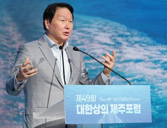 최태원 대한상의 회장이 15일 제주 신라호텔에서 열린 제주포럼에서 개회사를 하고 있다. [사진=대한상의]