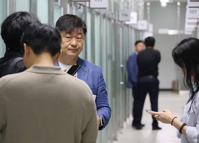 경찰이 15일 아동 성매매 혐의를 받는 최영중 청주시의원의 사무실을 압수수색했다.  /사진=연합뉴스