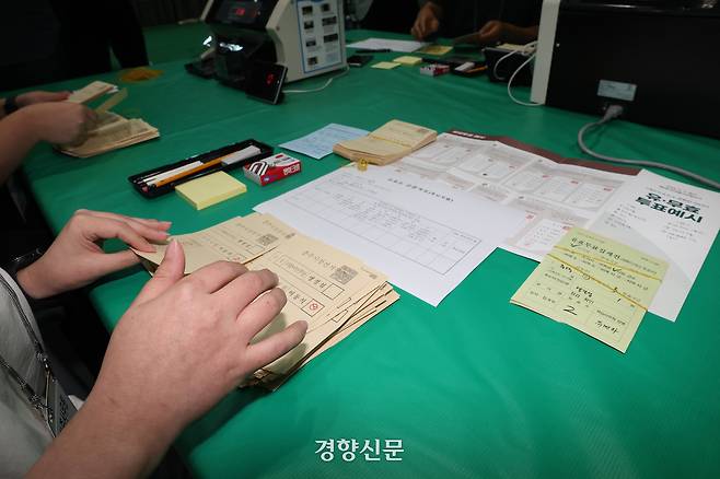 15일 충북 충주시 한국교통대학교 충주캠퍼스 체육관에서 6·3 지방선거 충주시장 선거 재검표가 이루어지고 있다. 정효진 기자