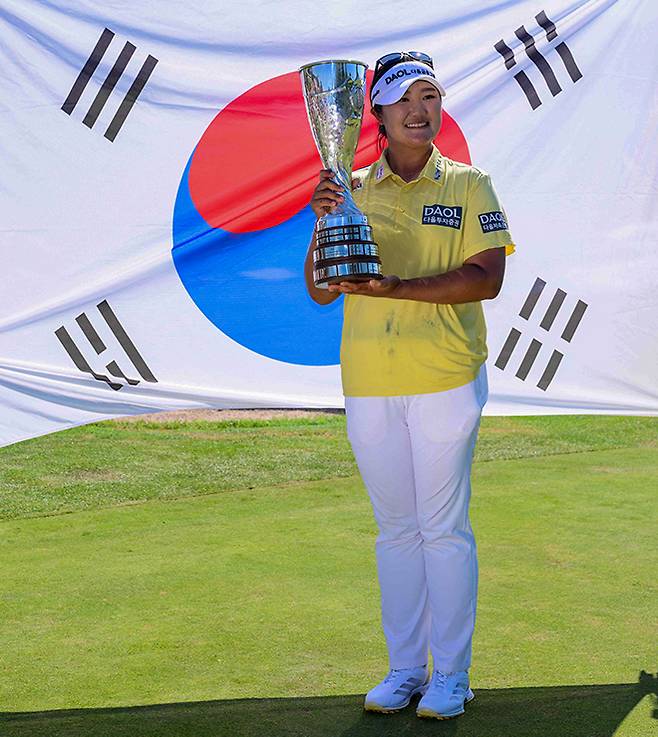 유해란이 2026년 7월 프랑스에서 미국여자프로골프 LPGA투어 메이저대회 제23회 에비앙 챔피언십 우승 기념 촬영을 하고 있다. 사진=AFP=연합뉴스 제공