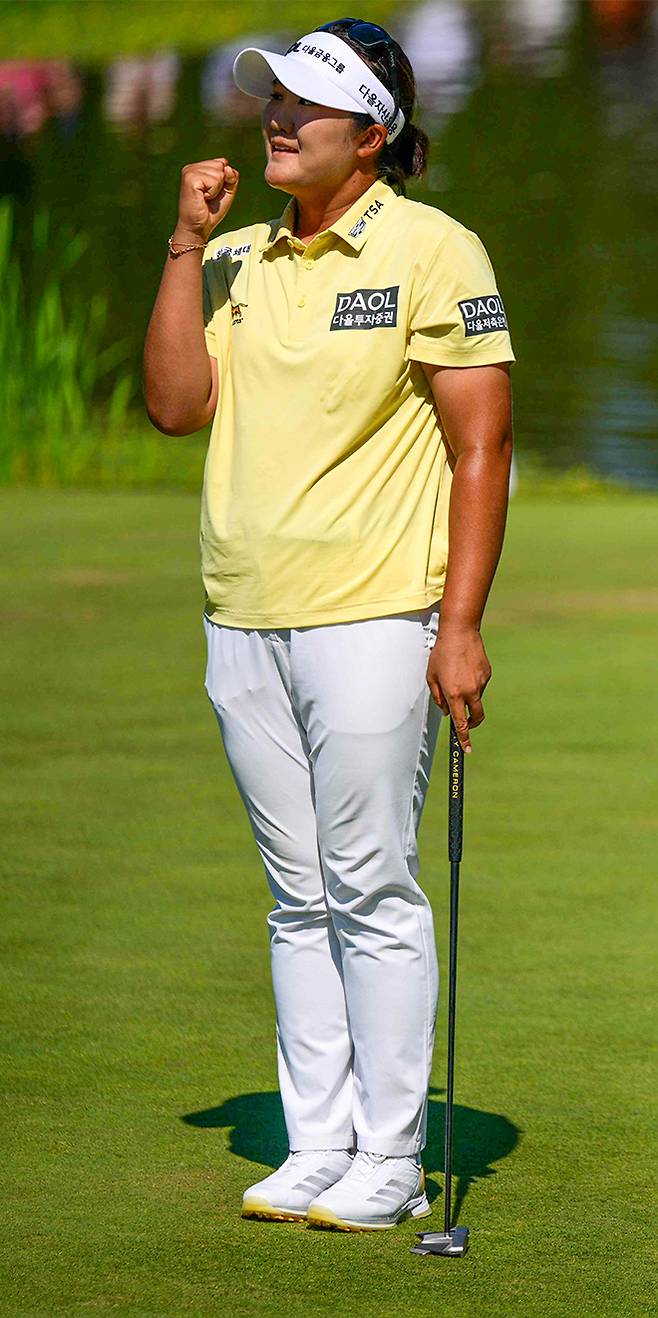 유해란이 2026년 7월 1차 연장 끝에 미국여자프로골프 LPGA투어 메이저대회 제23회 에비앙 챔피언십을 우승하자 기뻐하고 있다. 사진=AFP=연합뉴스 제공