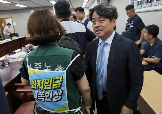 14일 세종시 정부세종청사 최저임금위원회에서 열린 2027년도 최저임금위원회 14차 전원회의를 마치며 권순원 위원장의 악수 요청에 근로자위원들이 외면하며 퇴장하고 있다.   2027년도 최저임금이 노·사·공익위원들의 투표로 올해시급 1만320원 보다 380원 오른 1만700원, 3.7% 인상으로 확정 되었다. 2026.7.14/뉴스1  Copyright (C) 뉴스1. All rights reserved. 무단 전재 및 재배포,  AI학습 이용 금지. /사진=(세종=뉴스1) 김기남 기자