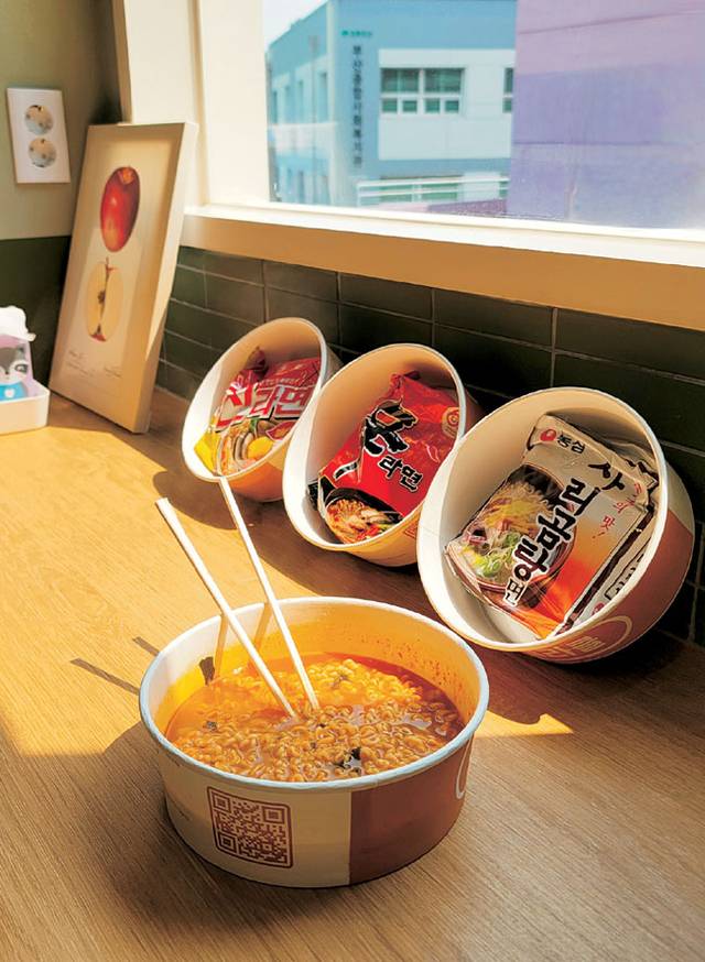 ‘끼리라면’ 창가 앞에 마련된 라면 모습.  초록우산 제공